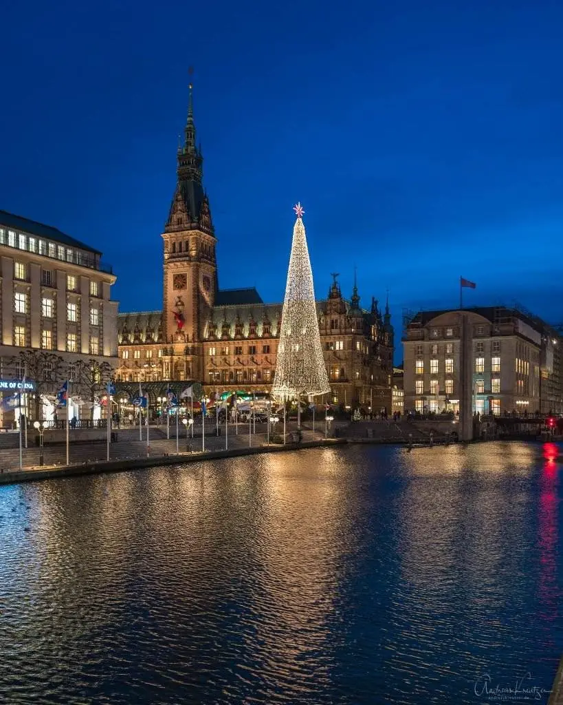 Rathaus mit Weihnachtsmarkt