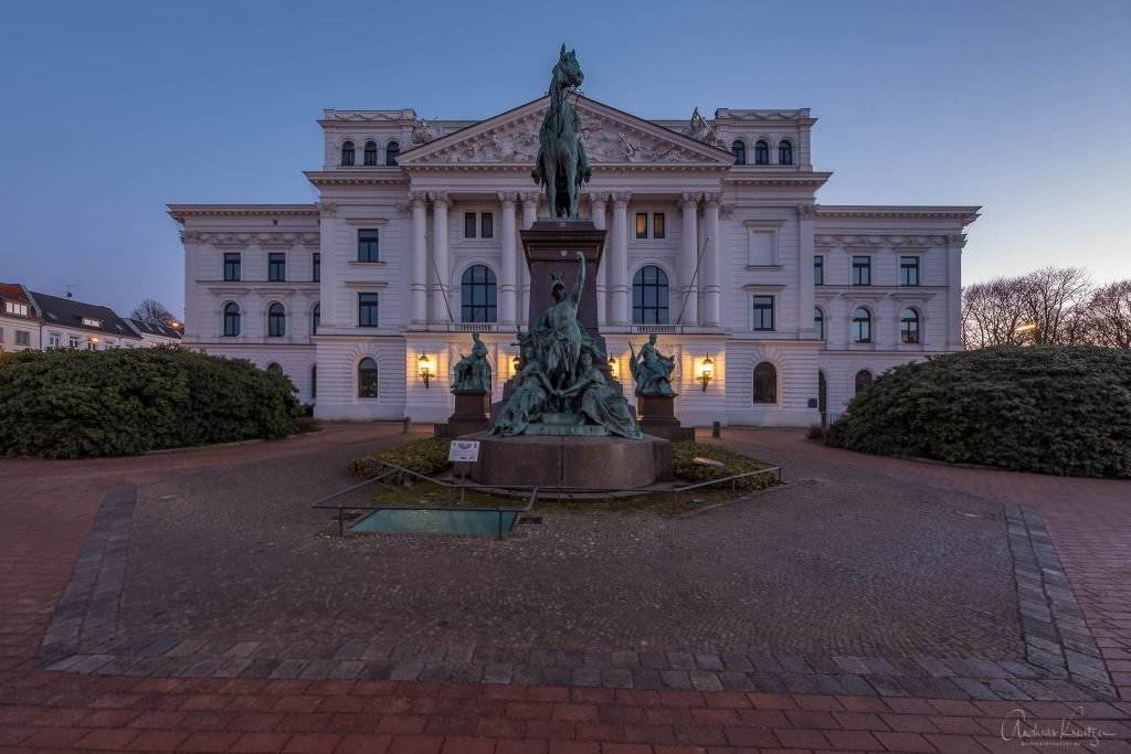 Altonaer Rathauszur blauen Stunde