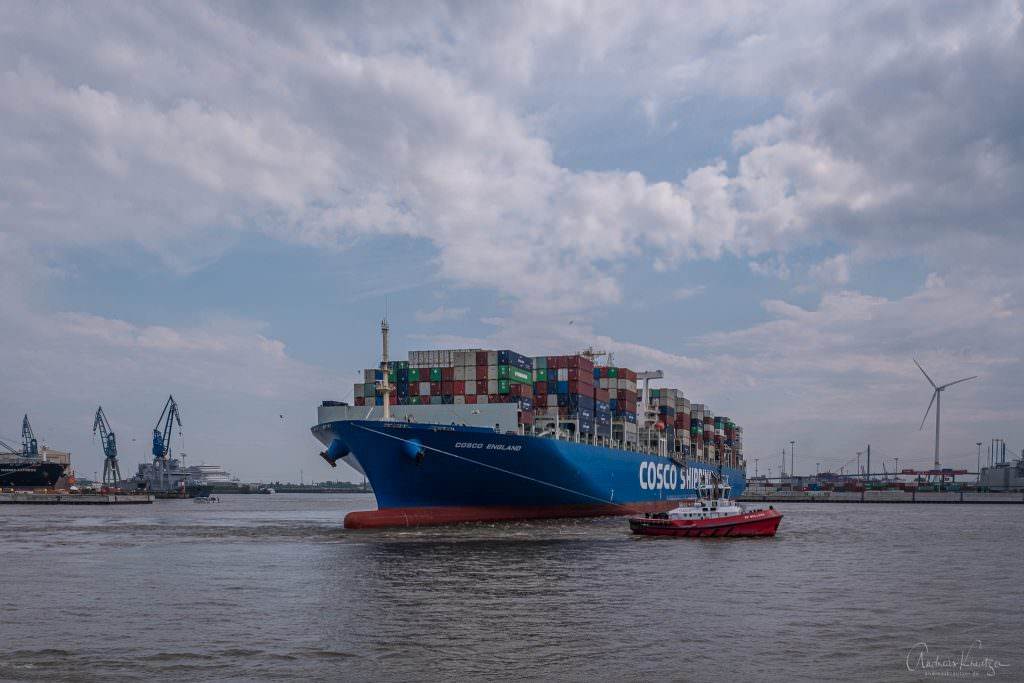 Containerschiff beim Tollerort Terminal