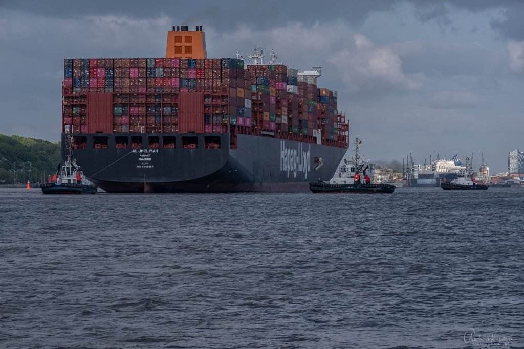 Containerschiff in Hamburg