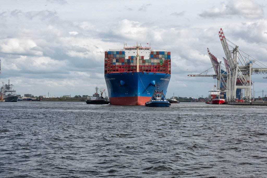 Containerschiff mit Schleppern