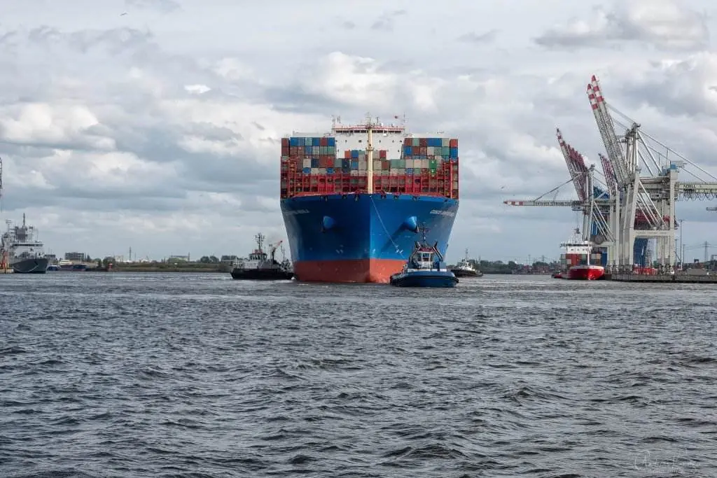 Containerschiff mit Schleppern