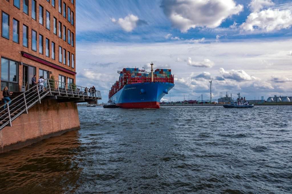 Containerschiff mit Schleppern