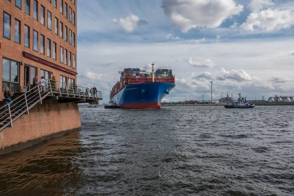 Containerschiff mit Schleppern