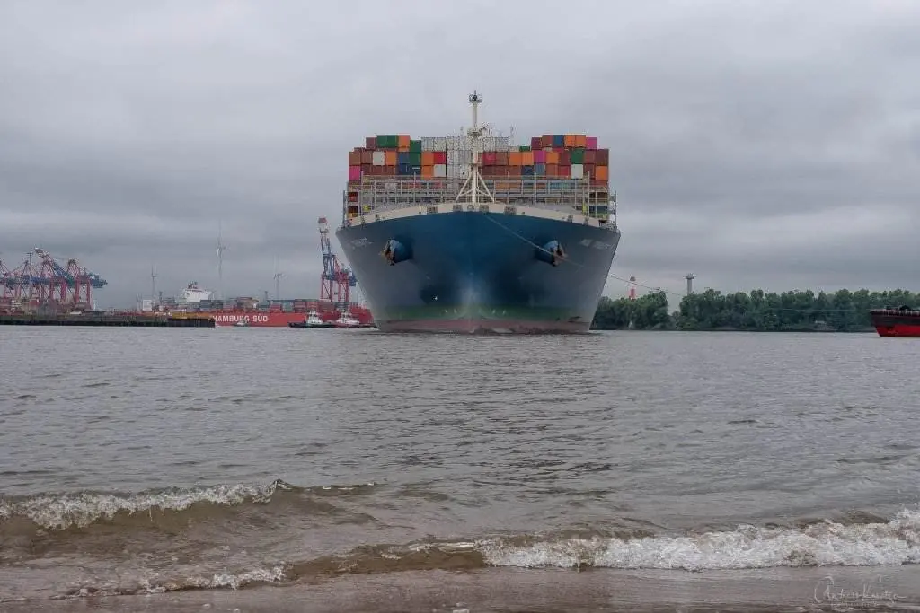 Containerschiff Mol Tribute