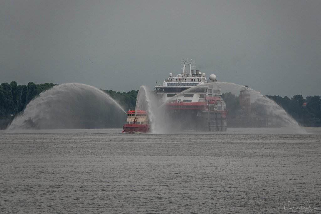 MS Roald Amundsen mit Feuerlöschboot
