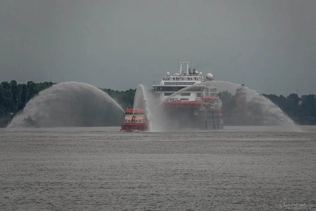 MS Roald Amundsen mit Feuerlöschboot