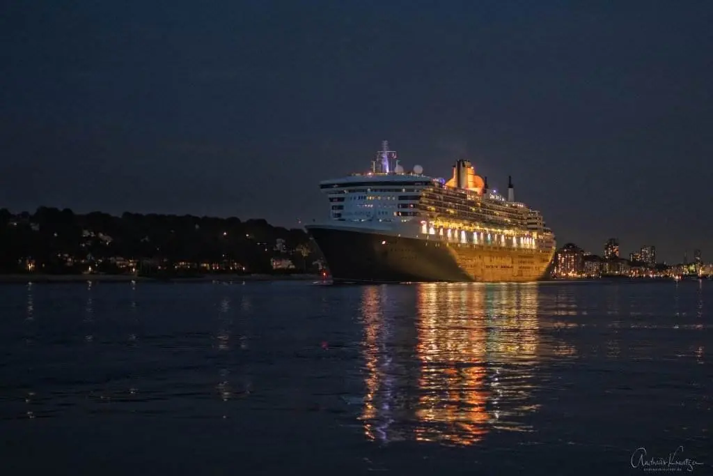 Queen Mary 2 abends in Hamburg