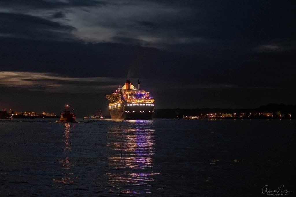 Queen Mary 2 abends in Hamburg