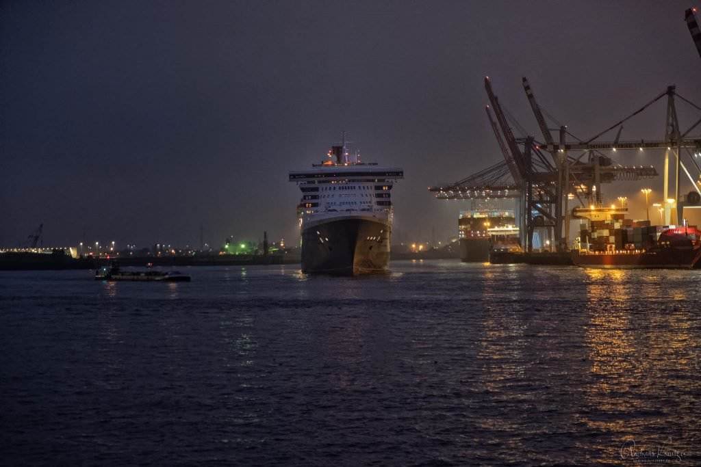 Queen Mary 2 morgens in Hamburg
