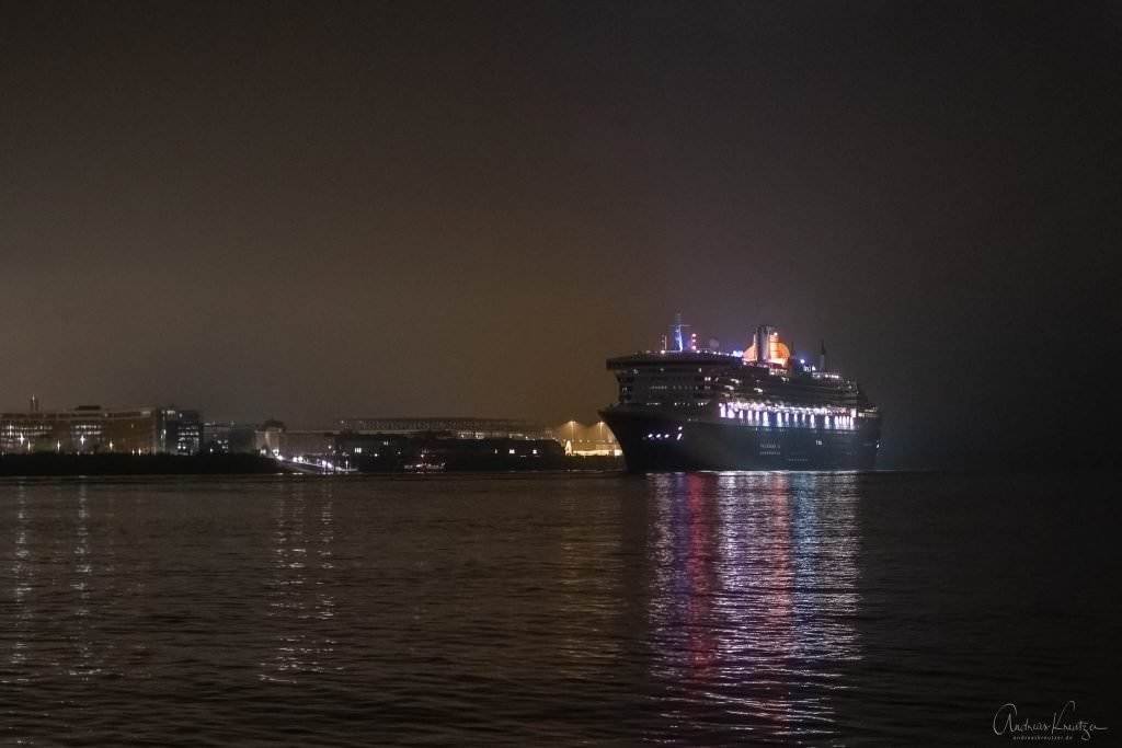 Queen Mary 2 morgens in Hamburg
