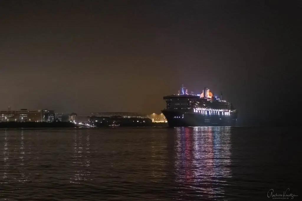 Queen Mary 2 morgens in Hamburg