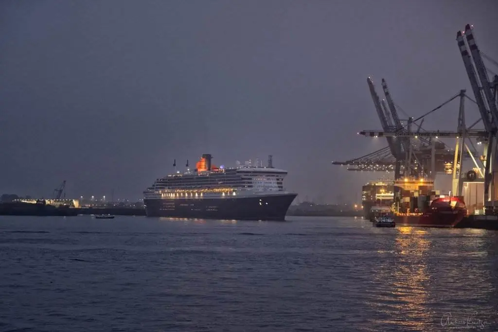Queen Mary 2 morgens in Hamburg