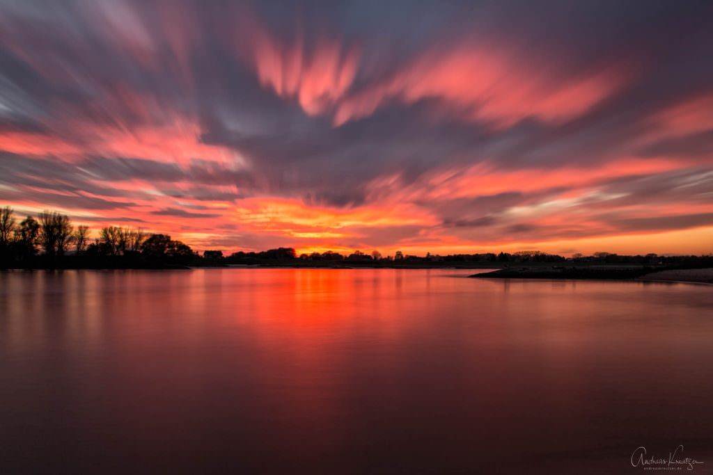 Sonnenuntergang an der Elbe III