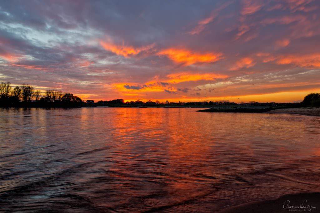 Sonnenuntergang an der Elbe IV