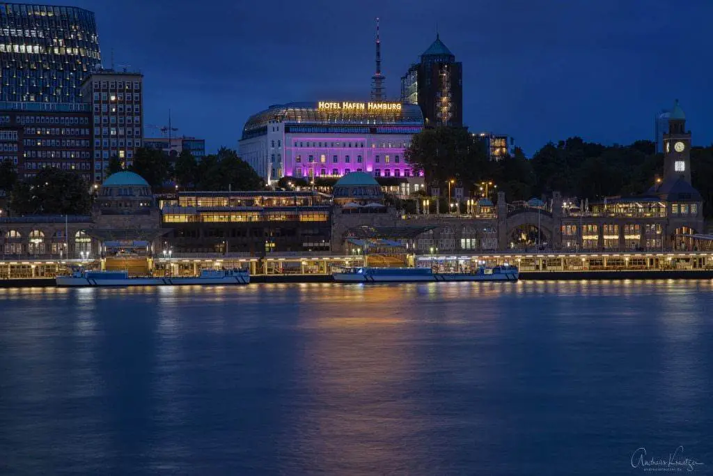 Blick von Steinwerder auf die Landungsbrücken