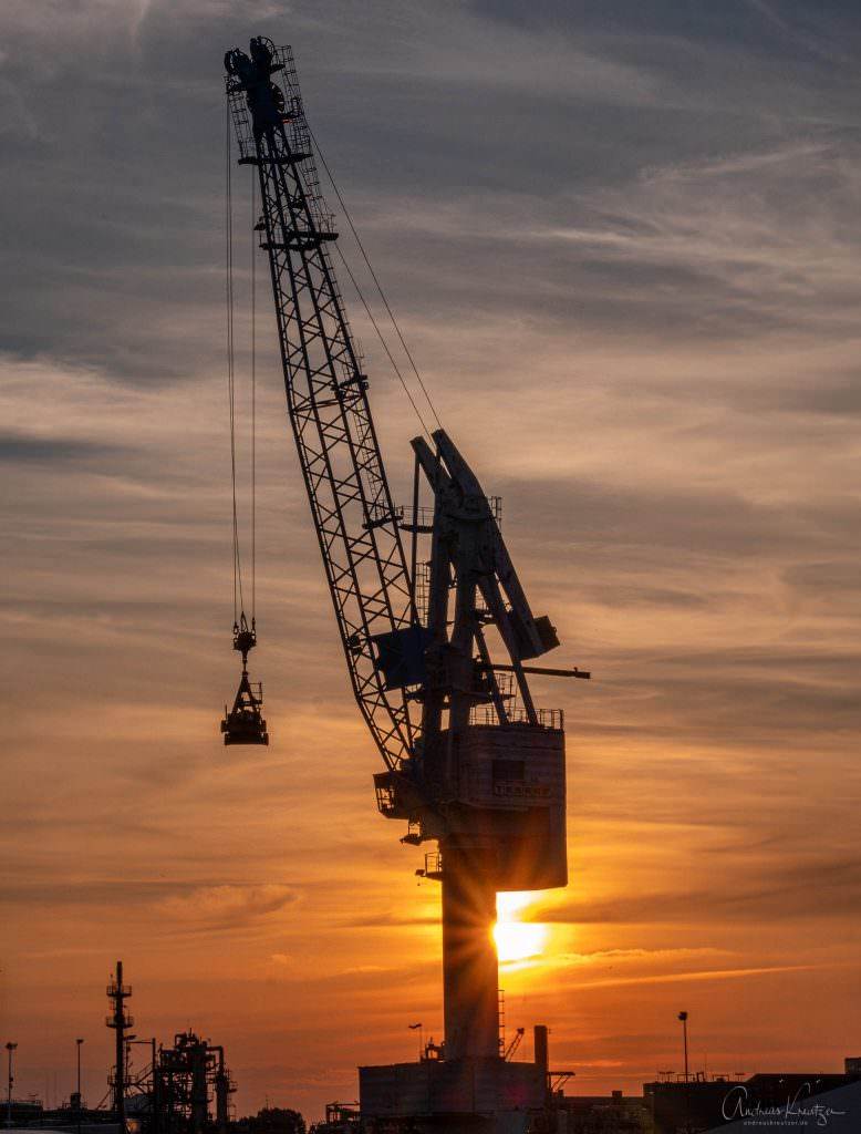 Hafenkran im Abendlicht