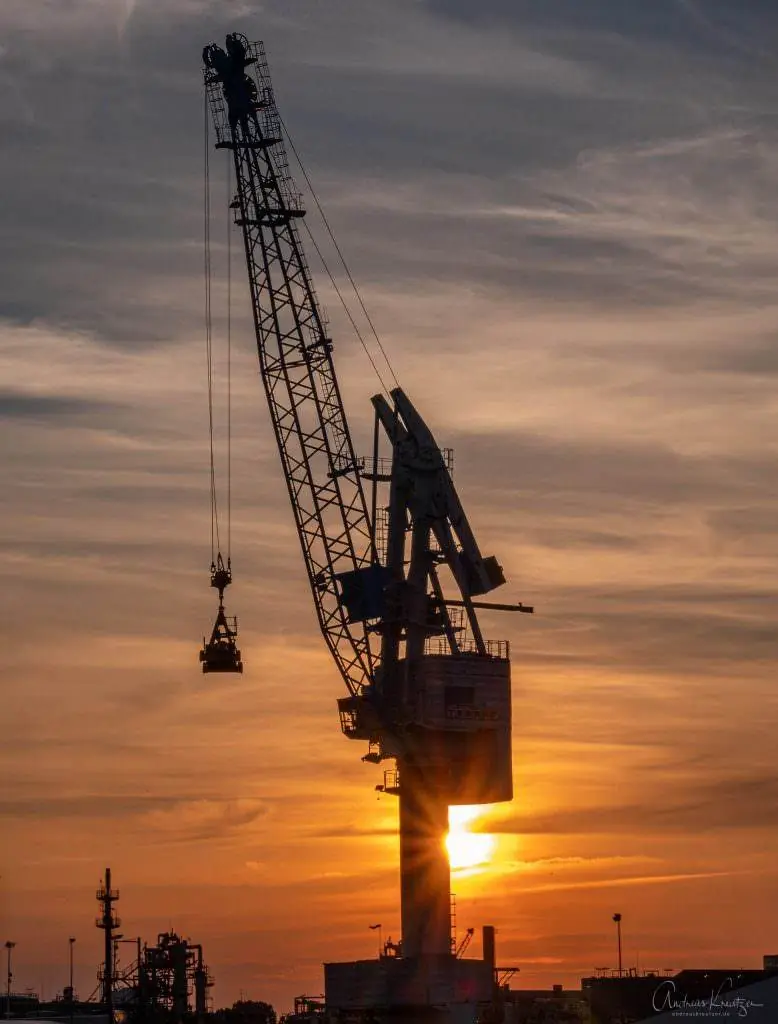 Hafenkran im Abendlicht