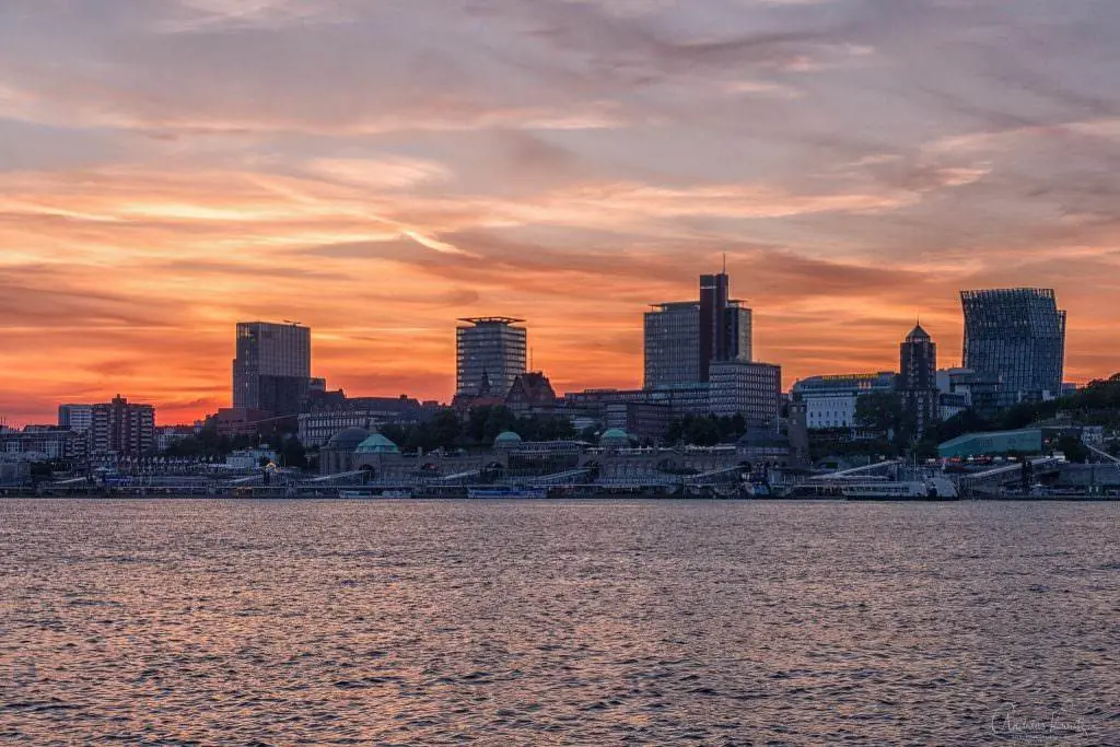 Sonnenuntergang an den Landungsbrücken