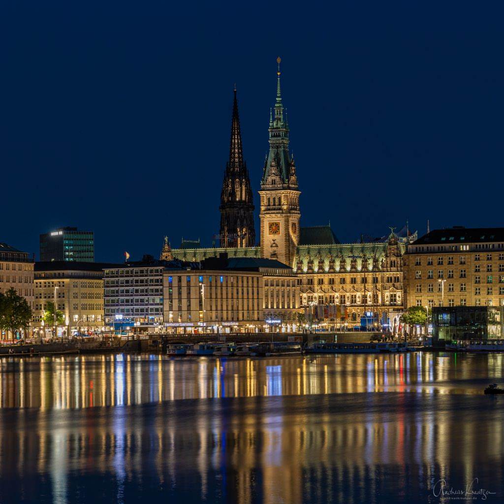 Hamburger Rathaus zur blauen Stunde
