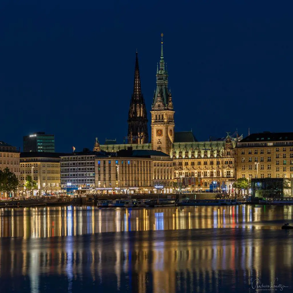 Hamburger Rathaus zur blauen Stunde