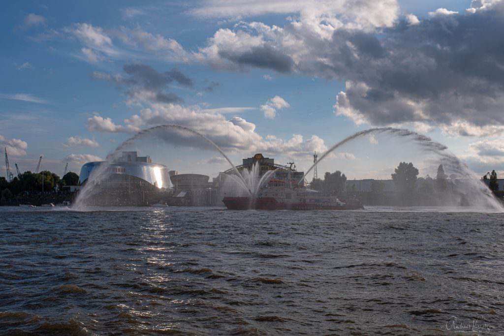 Feuerlöschboot beim Einlaufen der Peking