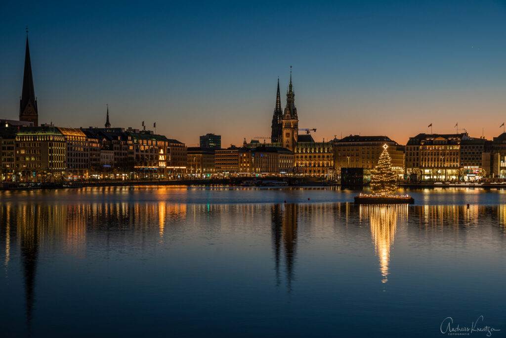 Binnenalster mit Weihnachtstanne