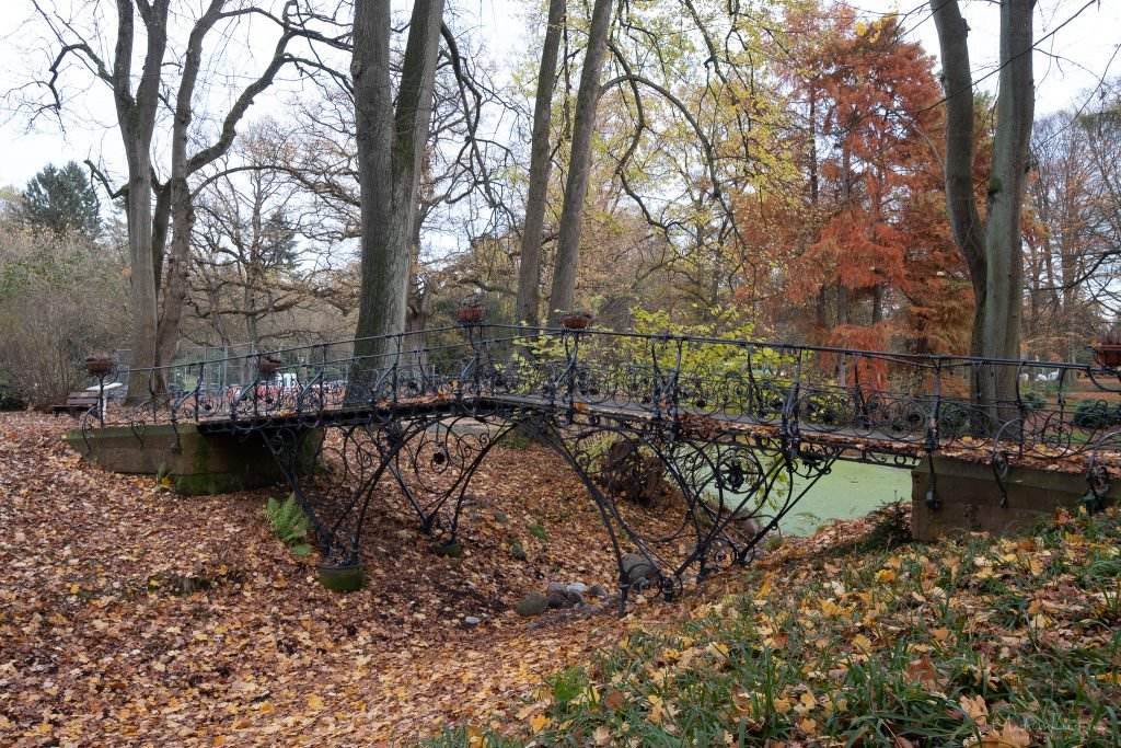 Bruecke am Suedteich vom Friedhof Ohlsdorf