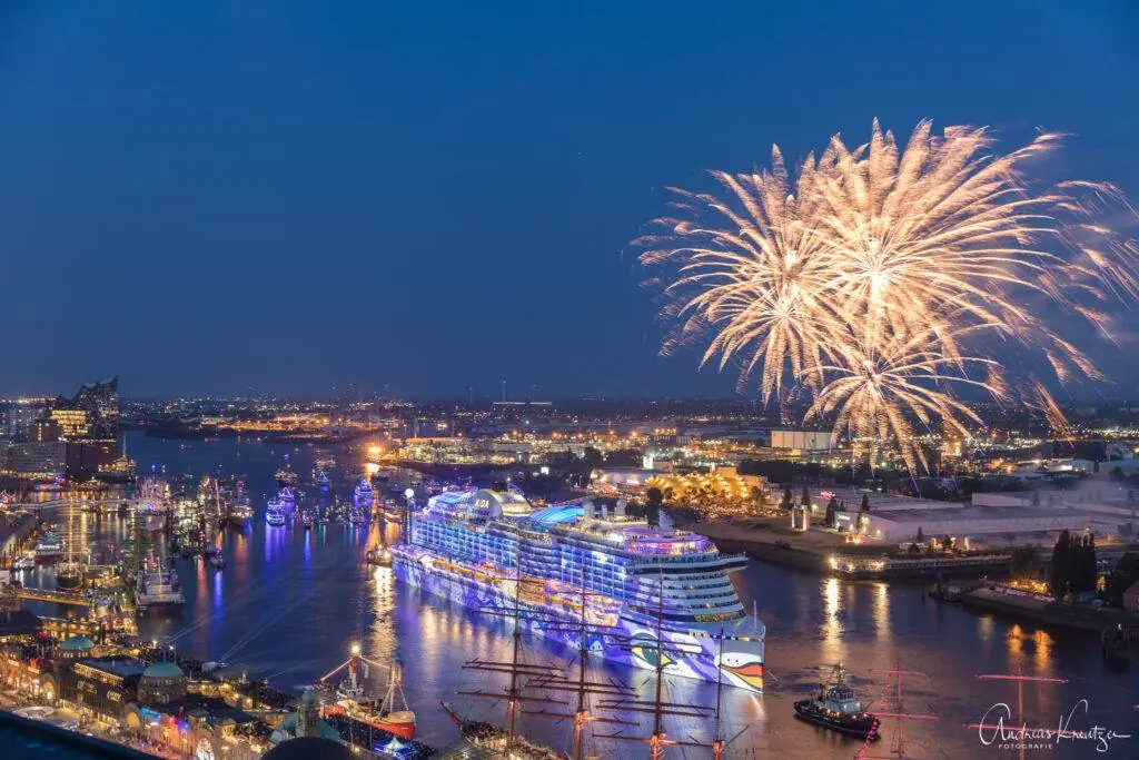 AIDA Feuerwerk zum 829. Hafengengeburtstag in Hamburg