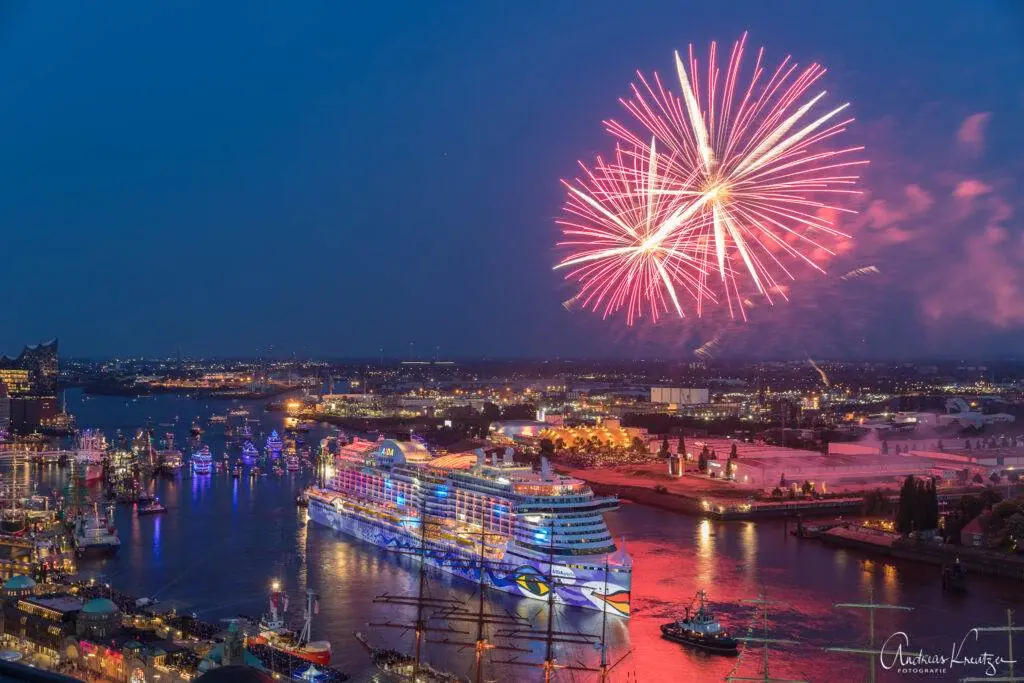 AIDA Feuerwerk zum 829. Hafengengeburtstag in Hamburg