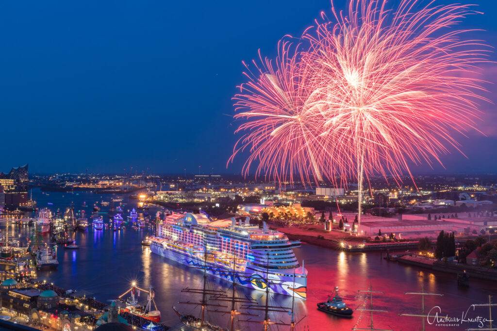 AIDA Feuerwerk zum 829. Hafengengeburtstag in Hamburg