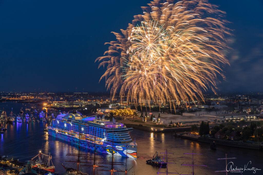 AIDA Feuerwerk zum 829. Hafengengeburtstag in Hamburg