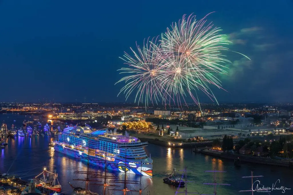 AIDA Feuerwerk zum 829. Hafengengeburtstag in Hamburg