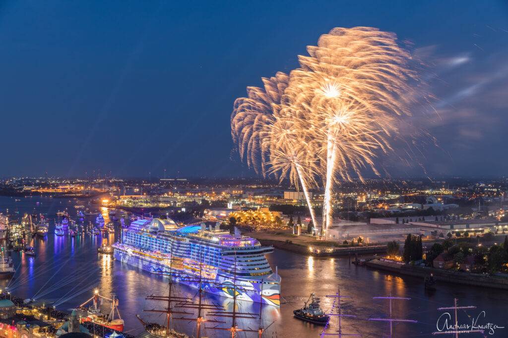 AIDA Feuerwerk zum 829. Hafengengeburtstag in Hamburg