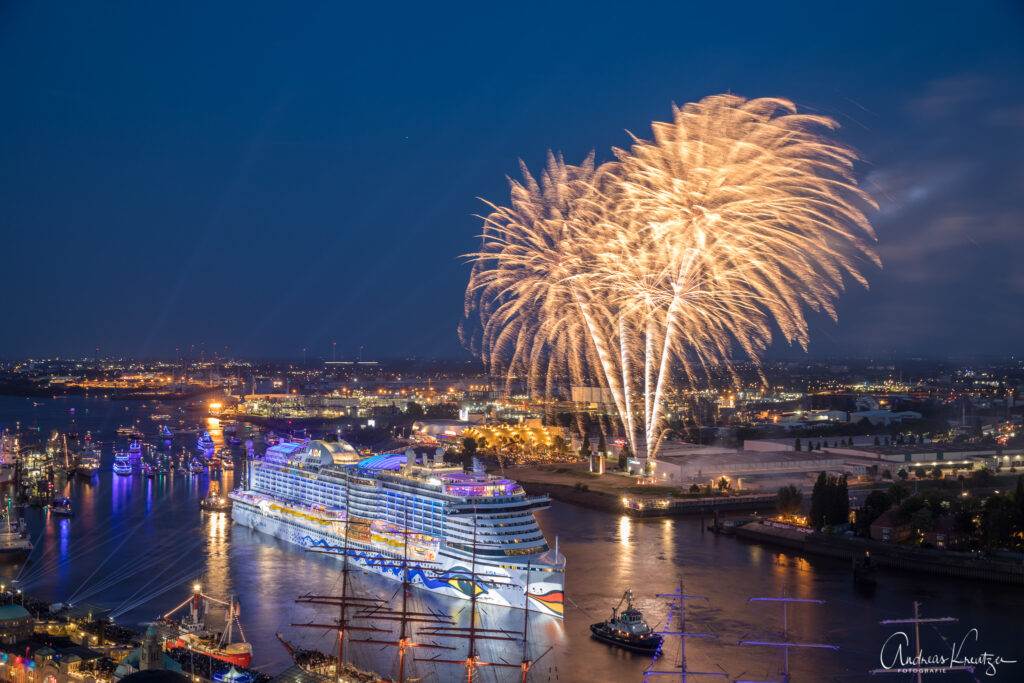 AIDA Feuerwerk zum 829. Hafengengeburtstag in Hamburg