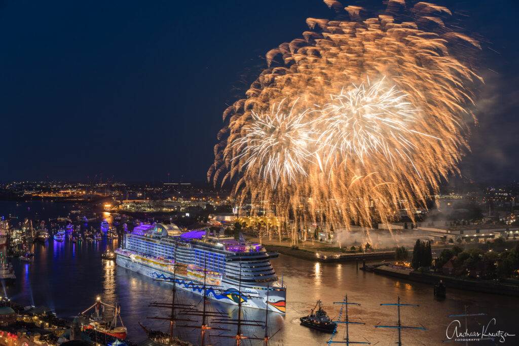 AIDA Feuerwerk zum 829. Hafengengeburtstag in Hamburg