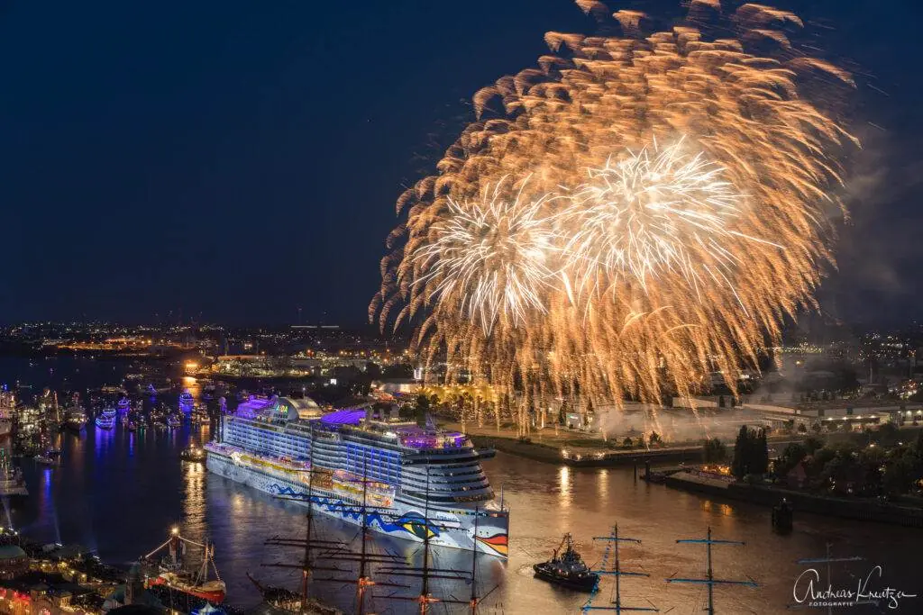 AIDA Feuerwerk zum 829. Hafengengeburtstag in Hamburg