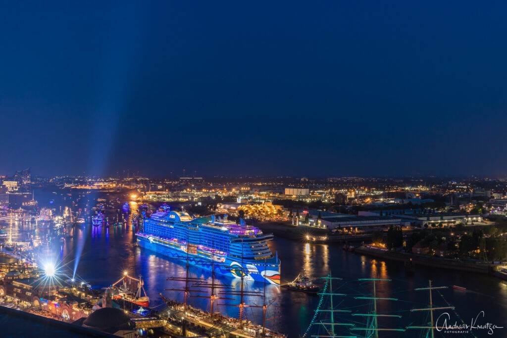 AIDA Feuerwerk zum 829. Hafengengeburtstag in Hamburg