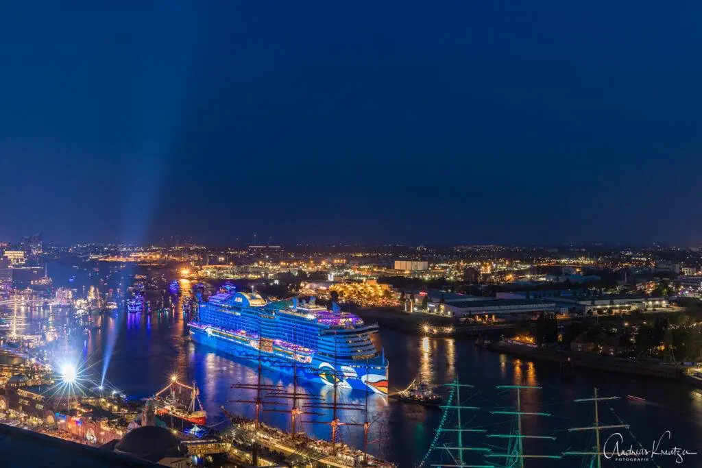 AIDA Feuerwerk zum 829. Hafengengeburtstag in Hamburg