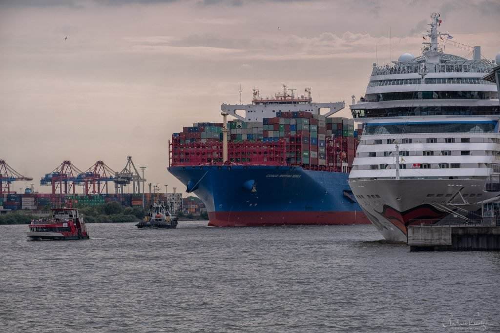 Containerschiff und Kreuzfahrtschiff