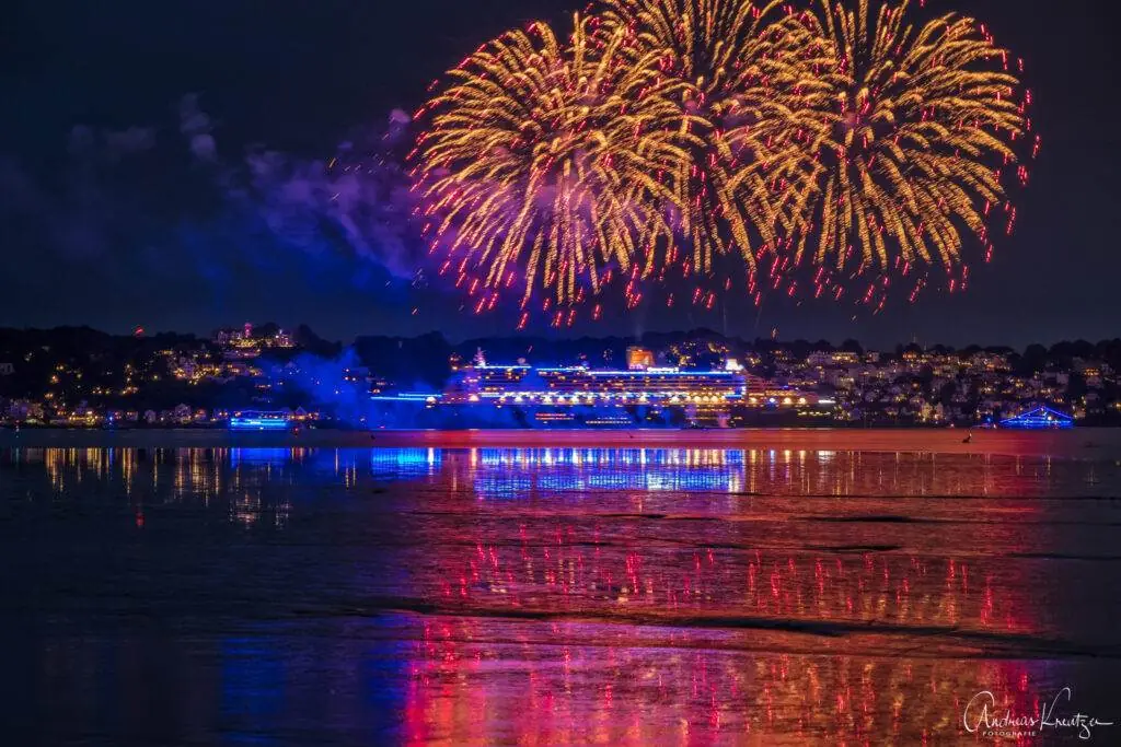 Queen Mary 2 in Blue Port Beleuchtung mit Begleitschiffen und Feuerwerk