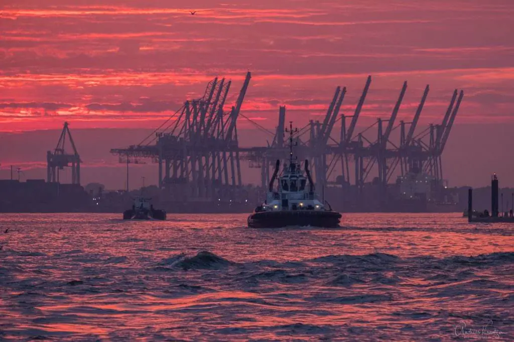 Schlepper im Abendlicht