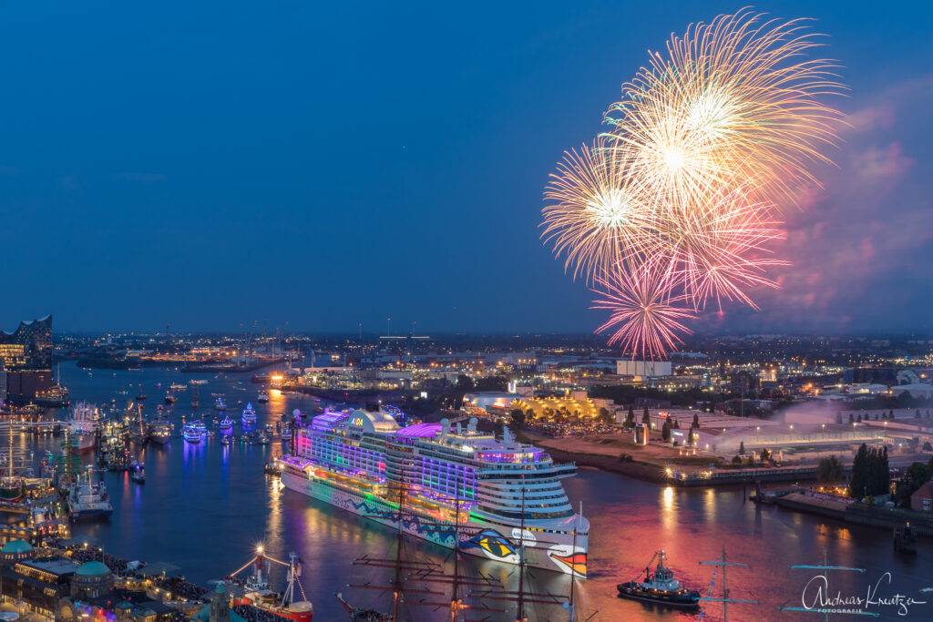AIDA Feuerwerk zum 829. Hafengengeburtstag in Hamburg