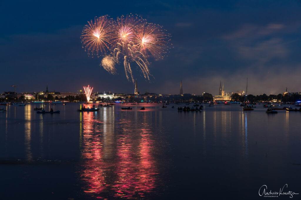 Feuerwerk auf der Hamburger Außenalster zum Kirschblütenfest