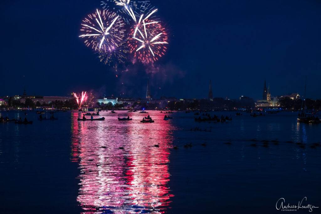 Feuerwerk auf der Hamburger Außenalster zum Kirschblütenfest
