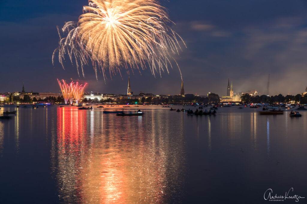 Feuerwerk auf der Hamburger Außenalster zum Kirschblütenfest