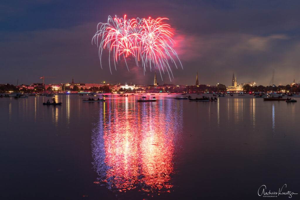 Feuerwerk auf der Hamburger Außenalster zum Kirschblütenfest