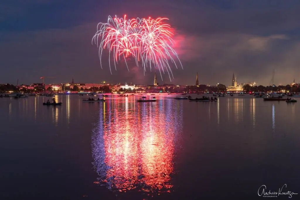 Feuerwerk auf der Hamburger Außenalster zum Kirschblütenfest