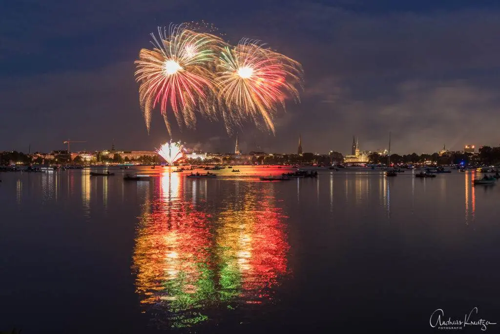 Feuerwerk auf der Hamburger Außenalster zum Kirschblütenfest