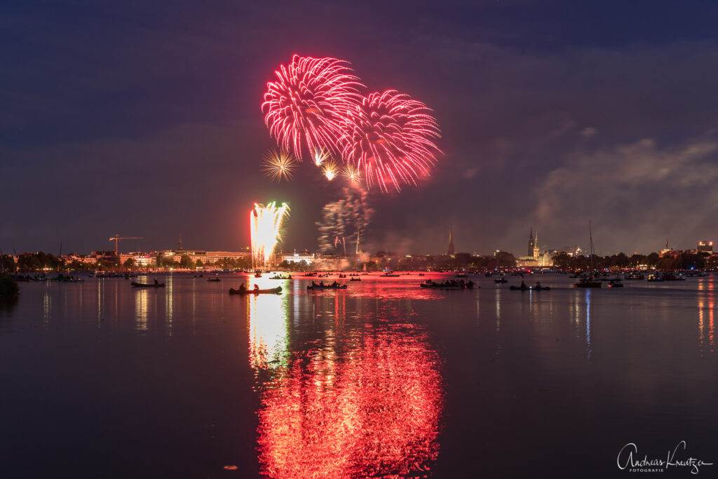 Feuerwerk auf der Hamburger Außenalster zum Kirschblütenfest